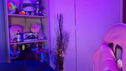 Snapshot of emilykarterr chatting on May 2, 3:17 pm VALEEEN online show from May 2, 3:17 pm
