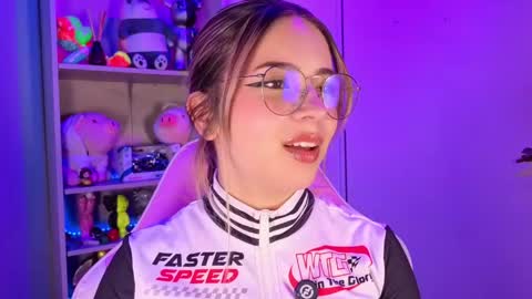 Snapshot of emilykarterr chatting on May 21, 2:46 pm VALEEEN online show from May 21, 2:46 pm