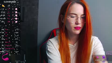 Snapshot of emilykents chatting on December 4, 4:32 am EmilyKents online show from December 4, 4:32 am