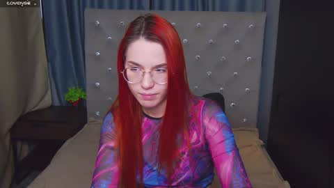 Snapshot of emilykents chatting on December 10, 1:32 am EmilyKents online show from December 10, 1:32 am