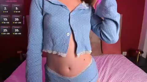 Snapshot of emilymagnificent chatting on June 18, 1:50 am emilymagnificent online show from June 18, 1:50 am