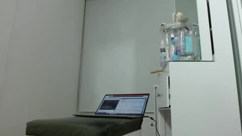 Snapshot of emilymonrro chatting on February 2, 2:06 am emily monrro online show from February 2, 2:06 am