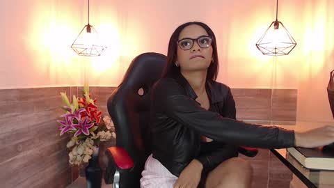 Snapshot of emilyofarrel chatting on December 8, 2:41 pm Emily online show from December 8, 2:41 pm