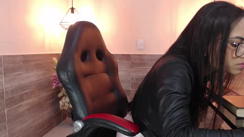 Snapshot of emilyofarrel chatting on December 8, 5:44 pm Emily online show from December 8, 5:44 pm