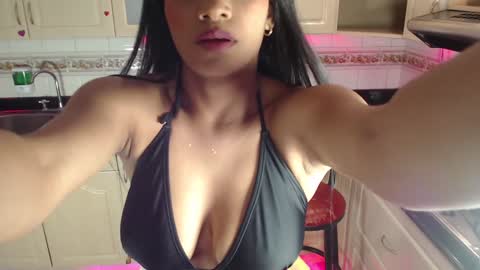 Snapshot of emilyofarrel chatting on December 19, 3:52 pm Emily online show from December 19, 3:52 pm