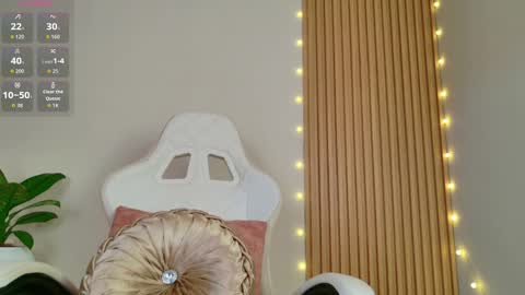 Emily  online show from November 9, 9:51 am