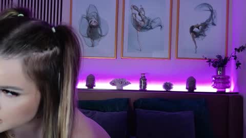 EmilyWess online show from March 6, 5:31 pm