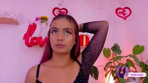 Snapshot of emilyy_bank chatting on February 13, 7:43 pm Emily Bank online show from February 13, 7:43 pm