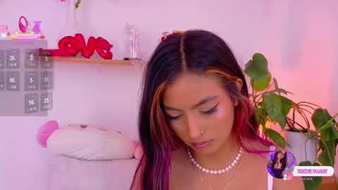 Snapshot of emilyy_bank chatting on February 14, 8:05 pm Emily Bank online show from February 14, 8:05 pm