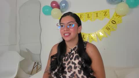 emilyy_cooperr online show from December 19, 12:12 pm