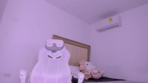 Snapshot of emitremmus_ chatting on February 26, 1:53 am Jordy online show from February 26, 1:53 am