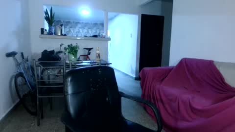Snapshot of emma______1996 chatting on June 21, 9:56 am emma______1996 online show from June 21, 9:56 am