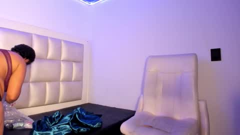 emma__js_ online show from February 3, 1:05 pm