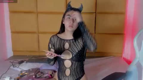 Snapshot of emma__js_ chatting on June 15, 2:30 pm emma__js_ online show from June 15, 2:30 pm