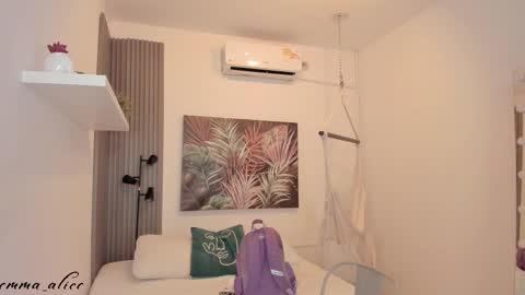 Snapshot of emma_alice_ chatting on September 12, 12:05 pm Alice online show from September 12, 12:05 pm