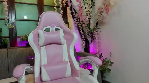 emma_ayala online show from December 1, 7:08 pm