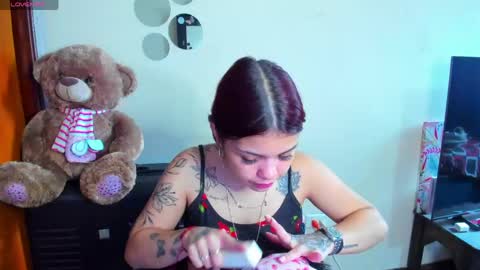 emma_boo_ online show from May 11, 4:04 pm