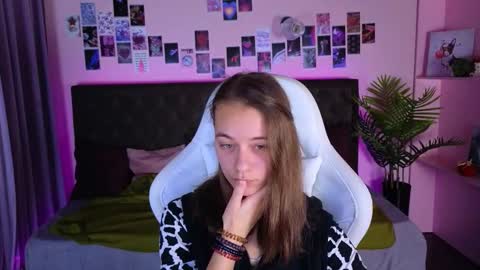 Snapshot of emma_chaser chatting on November 17, 2:06 am emma_chaser online show from November 17, 2:06 am