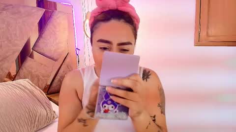 Snapshot of emma_cook_ chatting on December 18, 11:33 pm EMMA online show from December 18, 11:33 pm