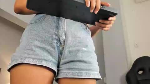 Snapshot of emma_crawford_ chatting on January 12, 7:52 pm Emma online show from January 12, 7:52 pm