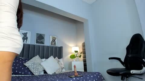 Snapshot of emma_crawford_ chatting on February 6, 7:50 pm Emma online show from February 6, 7:50 pm