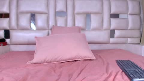 Snapshot of emma_curvy1 chatting on October 1, 3:01 am Emma online show from October 1, 3:01 am