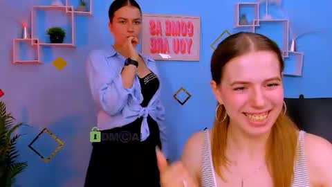 Snapshot of emma_dark_ chatting on July 4, 8:20 am emma_dark_ online show from July 4, 8:20 am