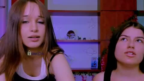 Snapshot of emma_dark_ chatting on July 7, 9:02 am emma_dark_ online show from July 7, 9:02 am
