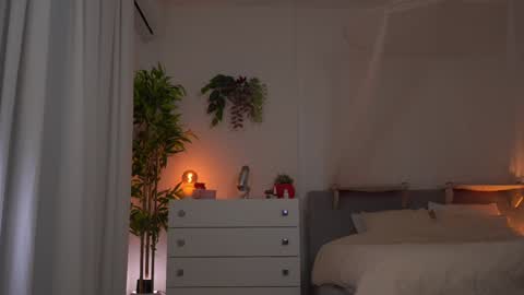 Snapshot of emma_land chatting on December 6, 9:02 pm    online show from December 6, 9:02 pm