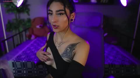 Snapshot of emma_lirys chatting on December 22, 4:53 am Emma online show from December 22, 4:53 am