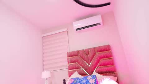 Snapshot of emma_madison_ chatting on November 4, 12:04 pm emma online show from November 4, 12:04 pm