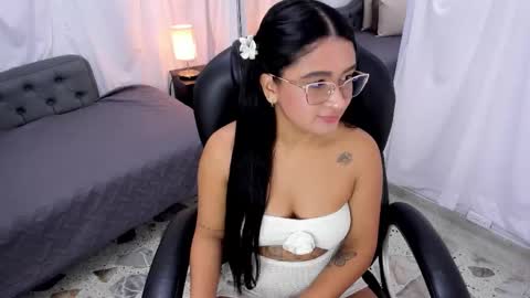 Snapshot of emma_morrison chatting on October 10, 1:37 am emma_morrison online show from October 10, 1:37 am