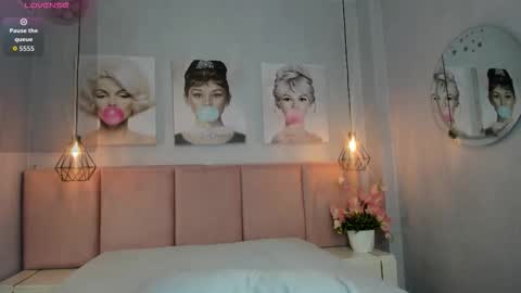 Snapshot of emma_petite4u chatting on September 20, 2:45 am Emma online show from September 20, 2:45 am