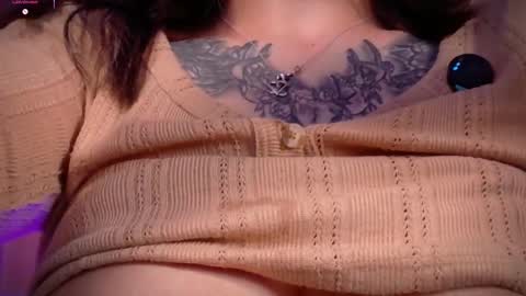 Snapshot of emma_rouse69 chatting on November 12, 6:19 pm Emma Rouse Independent Model online show from November 12, 6:19 pm