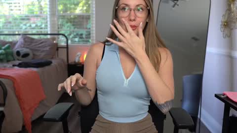 Snapshot of emma_ruby chatting on December 5, 6:00 pm Emma Ruby online show from December 5, 6:00 pm