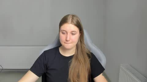 Snapshot of emma_sweettyy chatting on July 10, 6:39 am Emma online show from July 10, 6:39 am