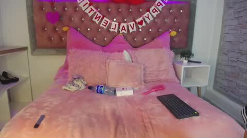 Snapshot of emma_wilder chatting on February 9, 8:45 pm neko online show from February 9, 8:45 pm