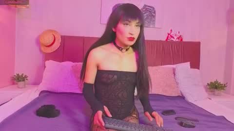 Emma online show from March 24, 10:15 pm