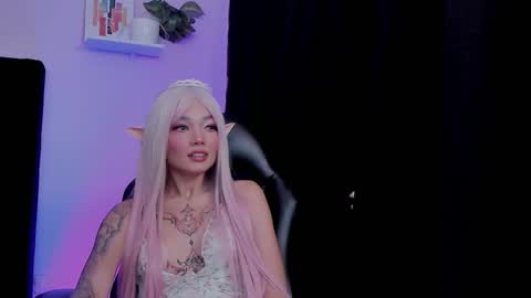 Snapshot of emmabridgerton chatting on October 9, 8:51 pm Emma online show from October 9, 8:51 pm