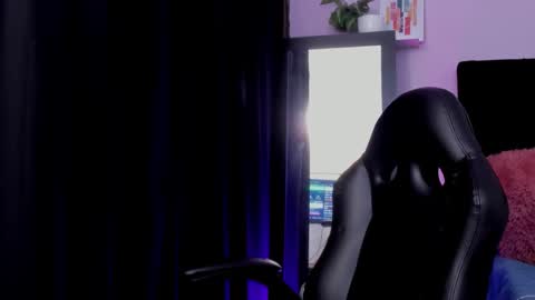 Snapshot of emmabridgerton chatting on January 8, 9:28 pm Emma online show from January 8, 9:28 pm