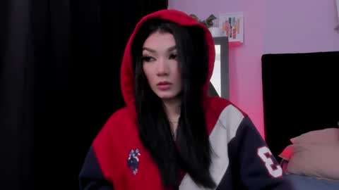 Snapshot of emmabridgerton chatting on January 9, 9:27 pm Emma online show from January 9, 9:27 pm