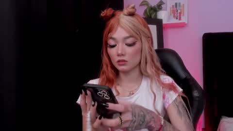 Snapshot of emmabridgerton chatting on January 15, 12:04 am Emma online show from January 15, 12:04 am