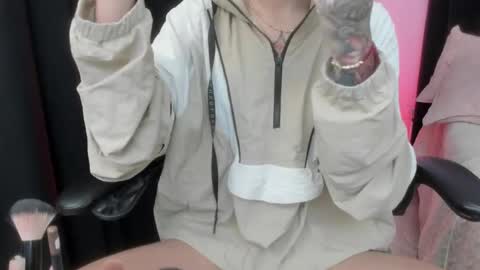 Snapshot of emmabridgerton chatting on January 16, 10:47 pm Emma online show from January 16, 10:47 pm