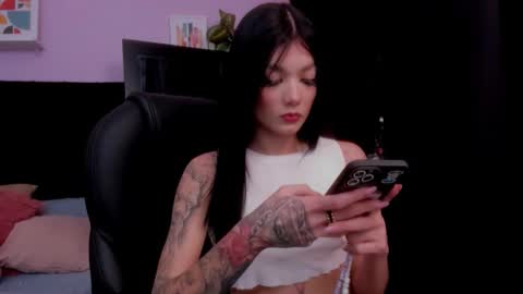 Snapshot of emmabridgerton chatting on February 3, 7:19 pm Emma online show from February 3, 7:19 pm