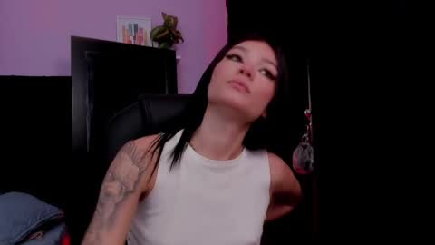 Snapshot of emmabridgerton chatting on February 4, 7:47 am Emma online show from February 4, 7:47 am