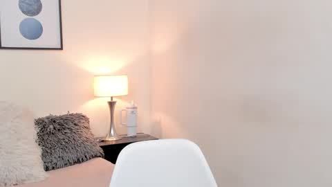 Snapshot of emmabridgerton chatting on February 21, 9:16 pm Emma online show from February 21, 9:16 pm