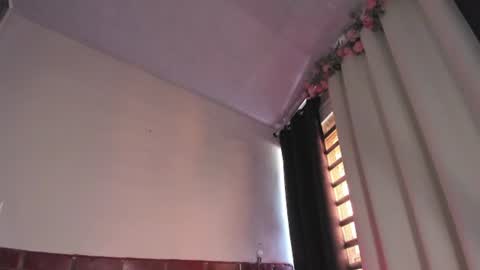 Snapshot of emmaclark_1 chatting on June 20, 8:33 pm emmaclark_1 online show from June 20, 8:33 pm