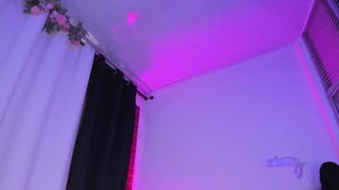 Snapshot of emmaclark_1 chatting on July 18, 7:06 pm emmaclark_1 online show from July 18, 7:06 pm