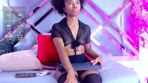 Snapshot of emmalove01 chatting on July 5, 2:40 am emmalove01 online show from July 5, 2:40 am