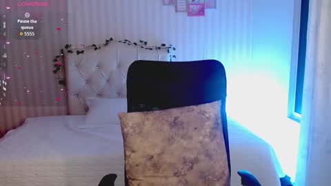 Snapshot of emmalove_doll chatting on February 25, 9:35 pm Emmas Room online show from February 25, 9:35 pm